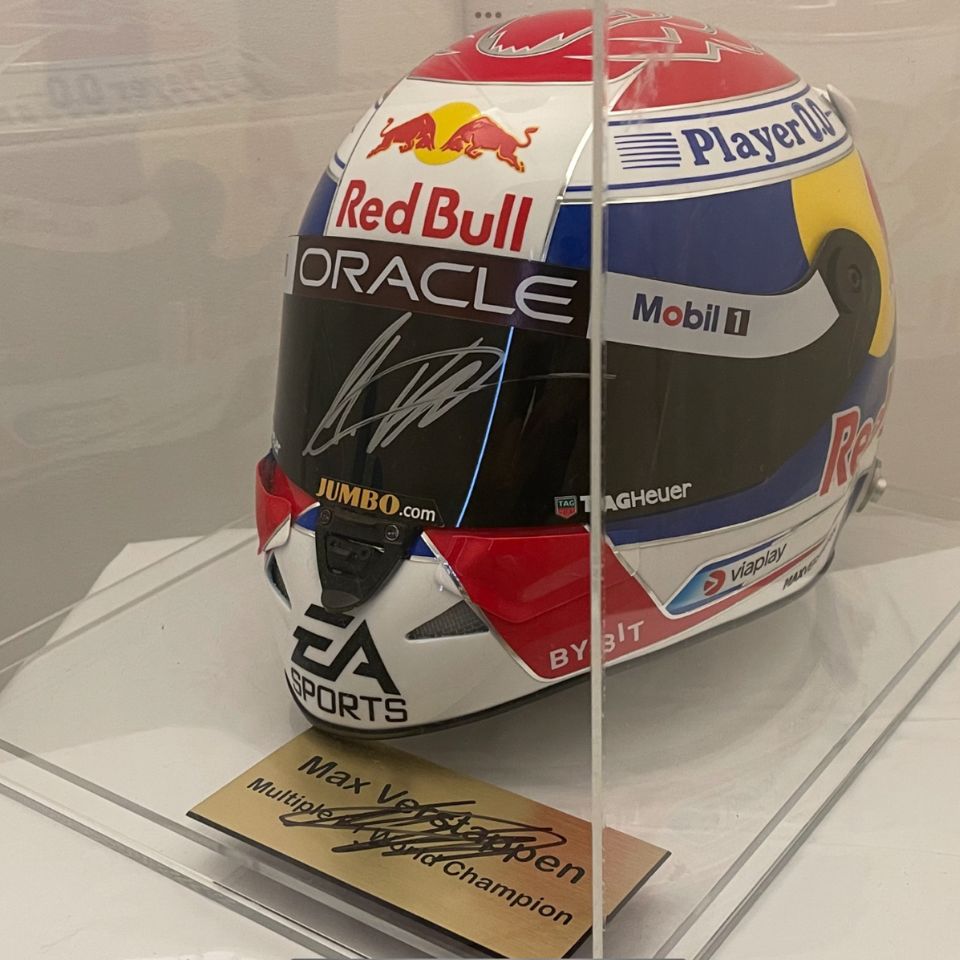 直筆サイン入り】 マックスフェルスタッペンヘルメット – AuthentiCo.