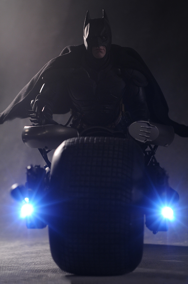 Review and photos of Hot Toys Dark Knight Batman Batpod 1/6th