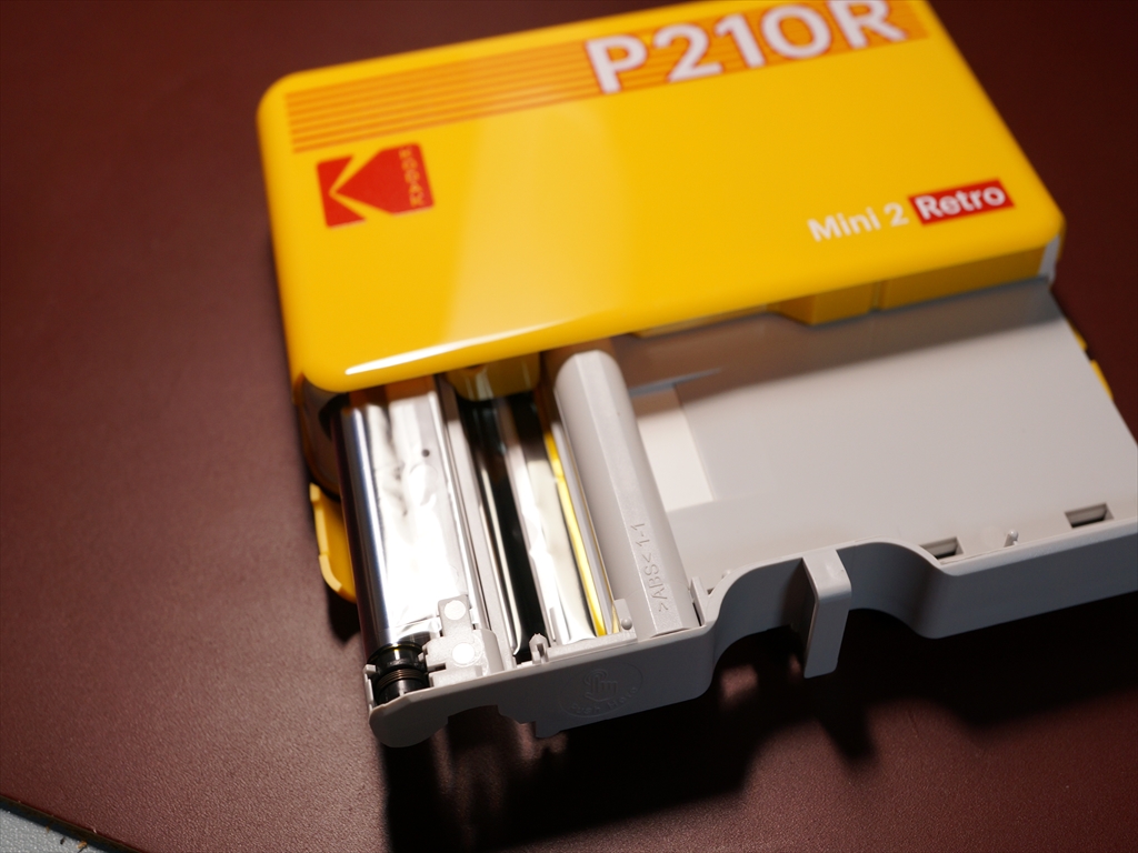 旅行先でも写真を綺麗に印刷するためのポータブル フォトプリンタ