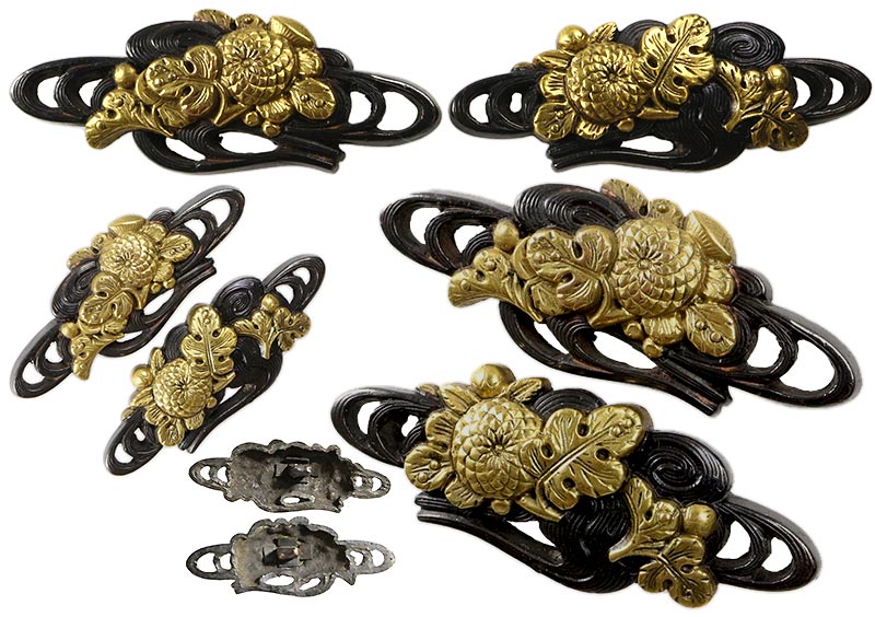 日本刀の目貫｜赤銅流水に菊図｜日本刀専門店・東京【十拳】