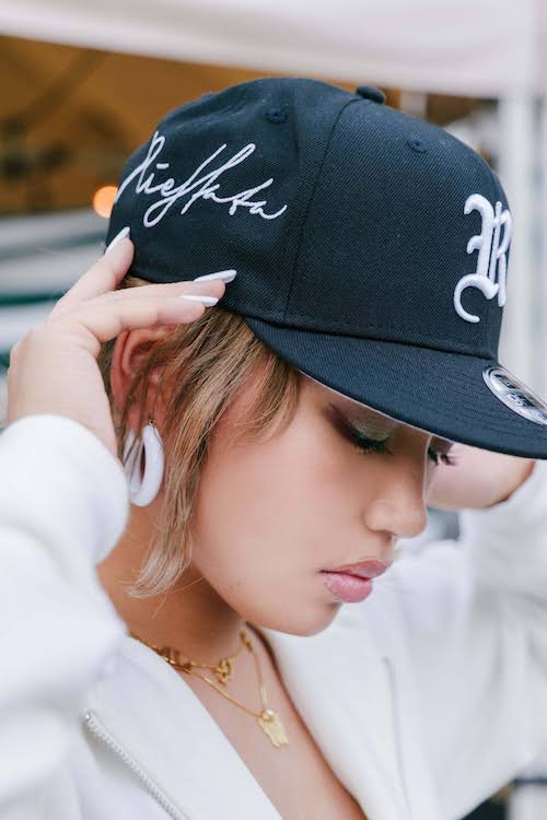 atmos pink × RIEHATA × NEW ERA®」トリプルコラボキャップを発売