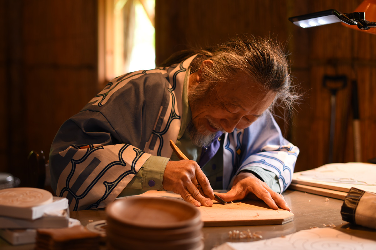 北海道沙流郡平取町 アイヌ文化伝承者 二風谷木彫り職人 高野 繁廣さん