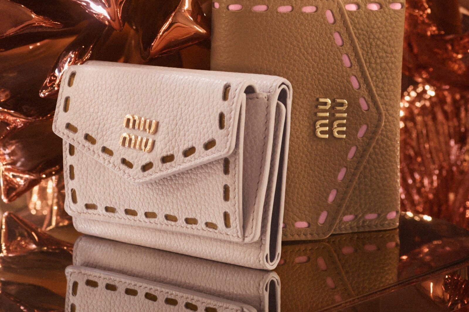 ミュウミュウ25年クリスマス、“ステッチ風”デザインのミニ財布