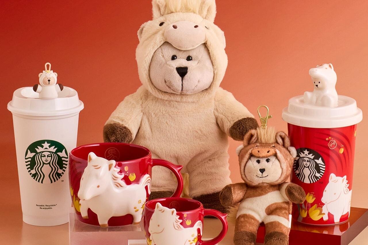 スターバックス26年干支「うま」の冬グッズ、“馬の着ぐるみ”着た