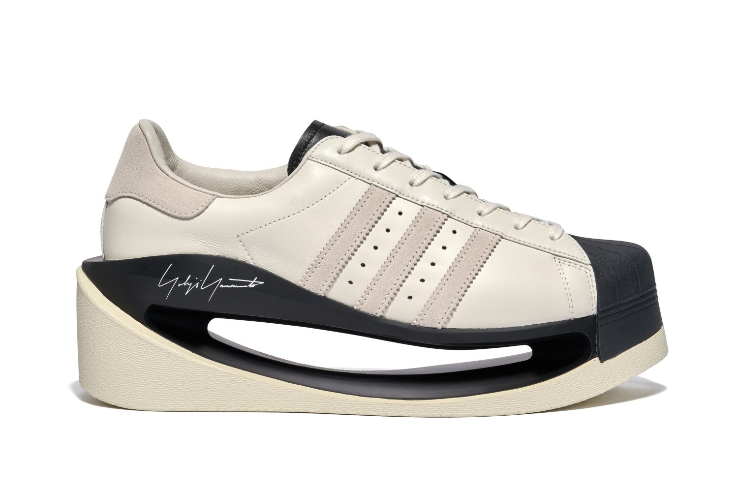 Y-3“空洞”ソールの厚底スニーカーやオールブラックのレザースニーカー