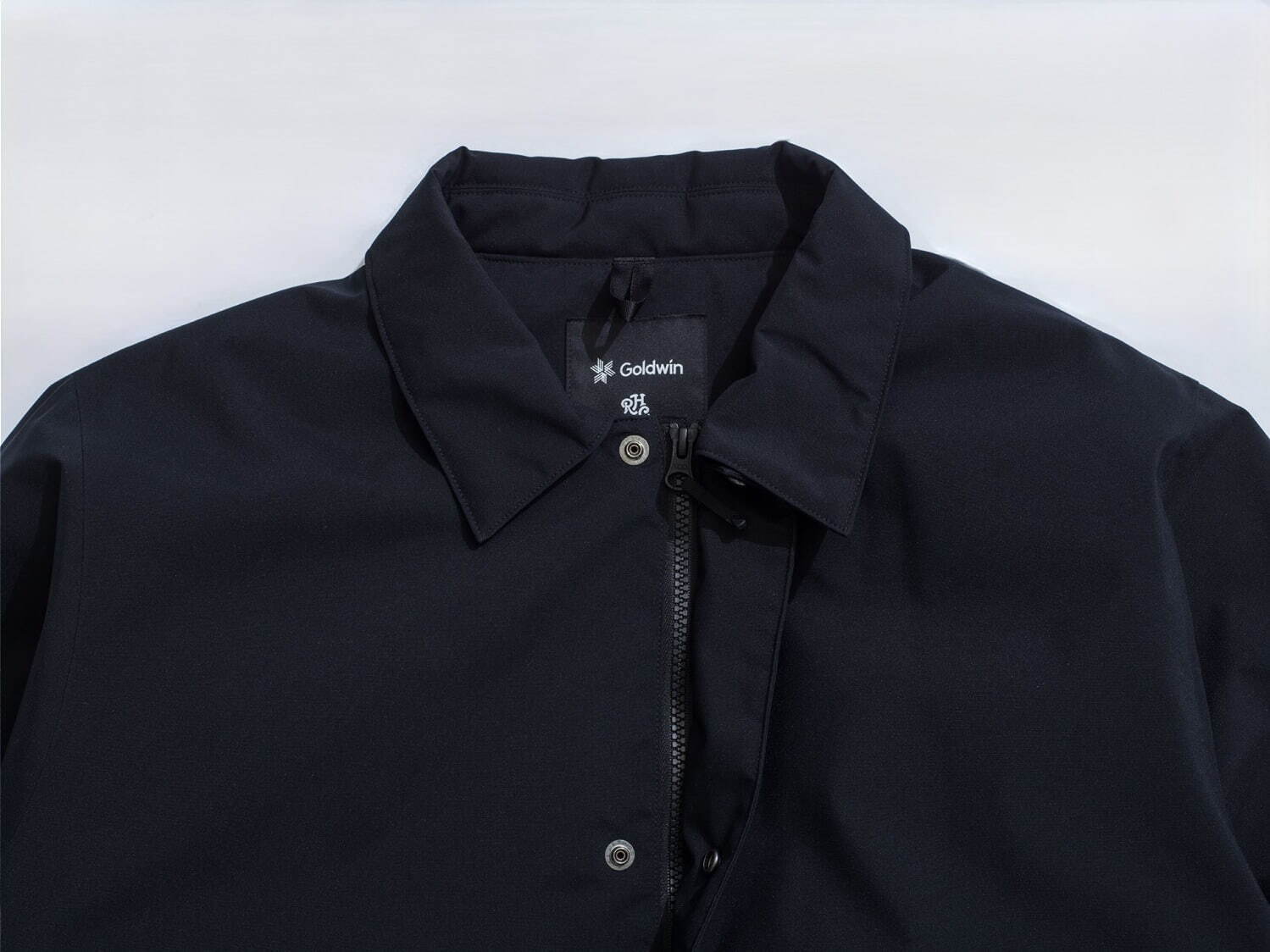 ゴールドウインの“ゴアテックス仕様”オールブラックダウンジャケット