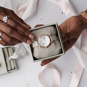 オリビア・バートンのクリスマス限定腕時計 - “鳥と柊”の雪景色を描い