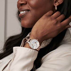 オリビア・バートンのクリスマス限定腕時計 - “鳥と柊”の雪景色を描い