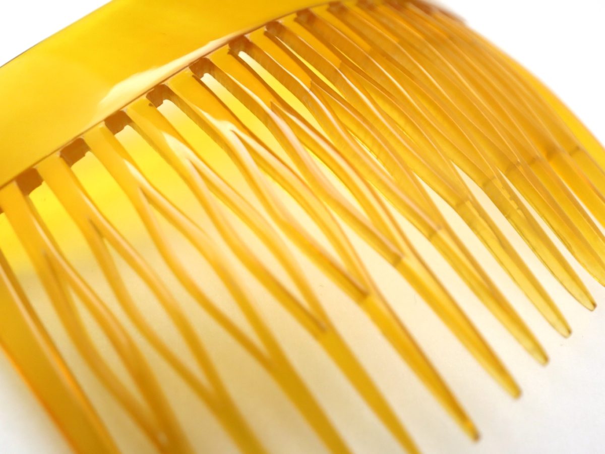 総白べっ甲櫛｜べっ甲本来の優しい温もりを感じる希少で贅沢な櫛