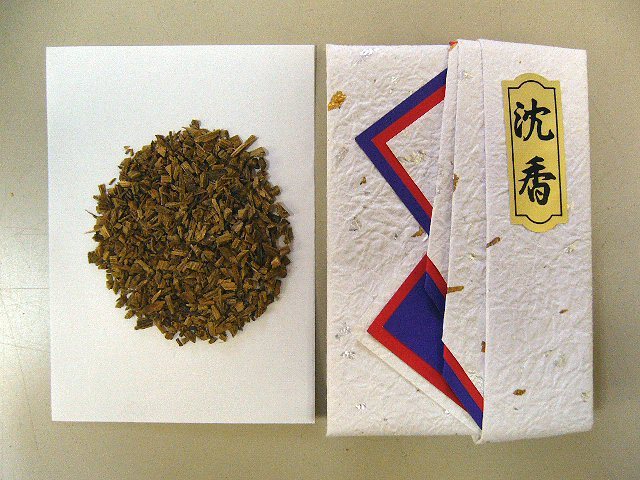 カリマンタン産のタニ沈香のツメ状で香りに苦みと辛みがあり、油分が