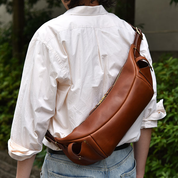 身体に沿う作りと立体的で大容量のボディバッグ / 革鞄のHERZ(ヘルツ