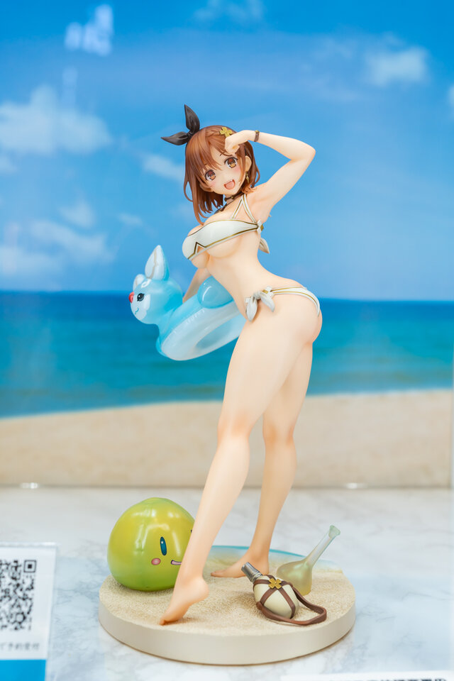 太ももの破壊力！ お尻もスゴい！ ライザ（白水着ver.）フィギュアが