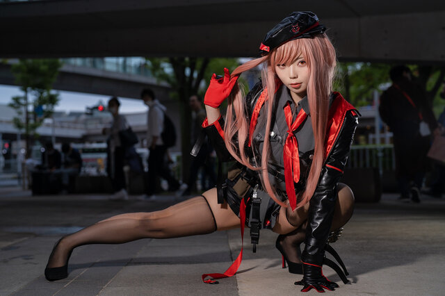 コスプレ】『勝利の女神：NIKKE』ラピの躍動感溢れる大胆なポーズに