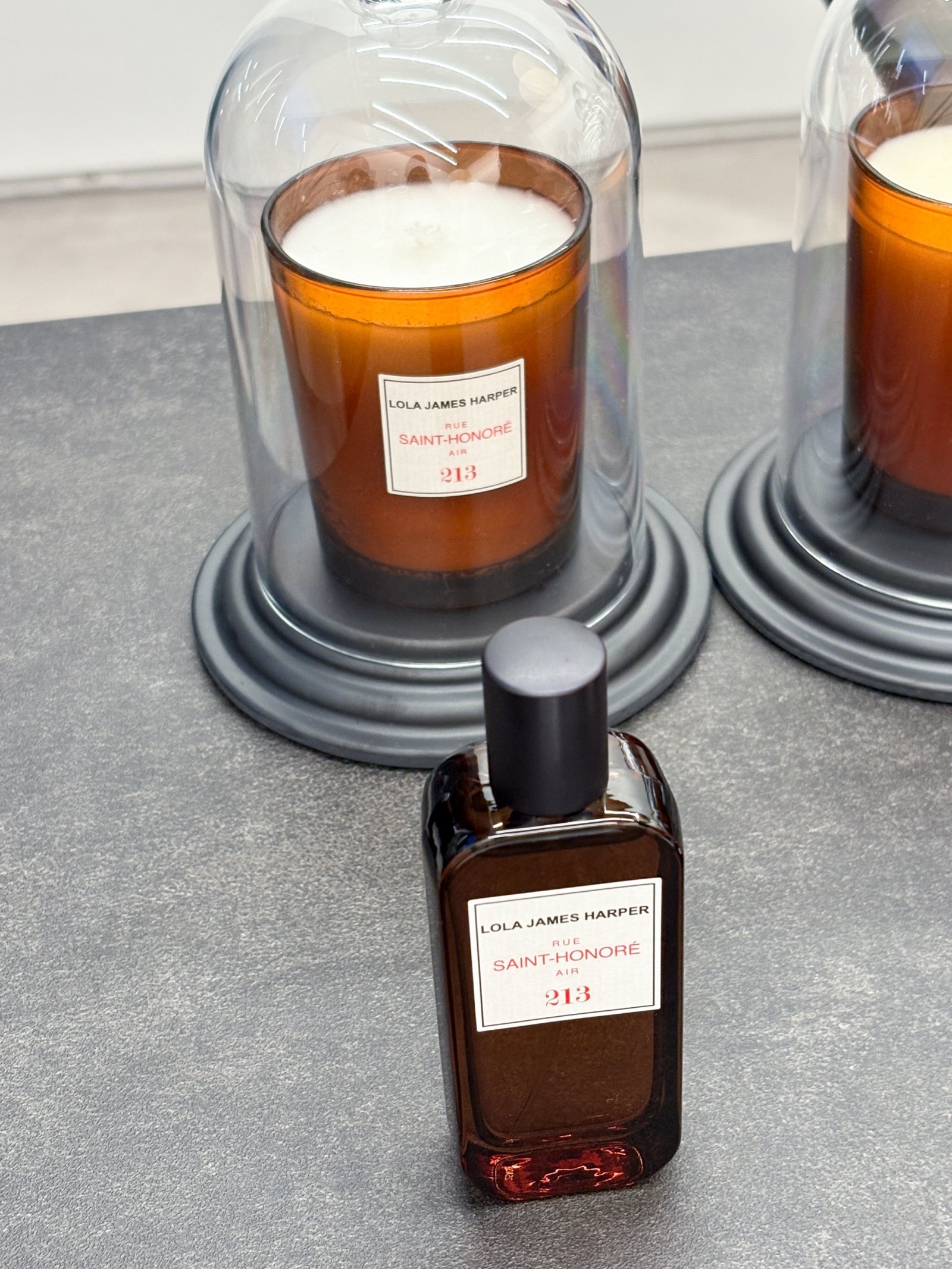 部屋にひと吹きの映像的な香り。フランスのローラ ジェームス ハーパー