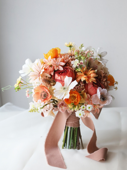 完成品ブーケ】テラコッタカラーのバラと白いコスモスのクラッチブーケ