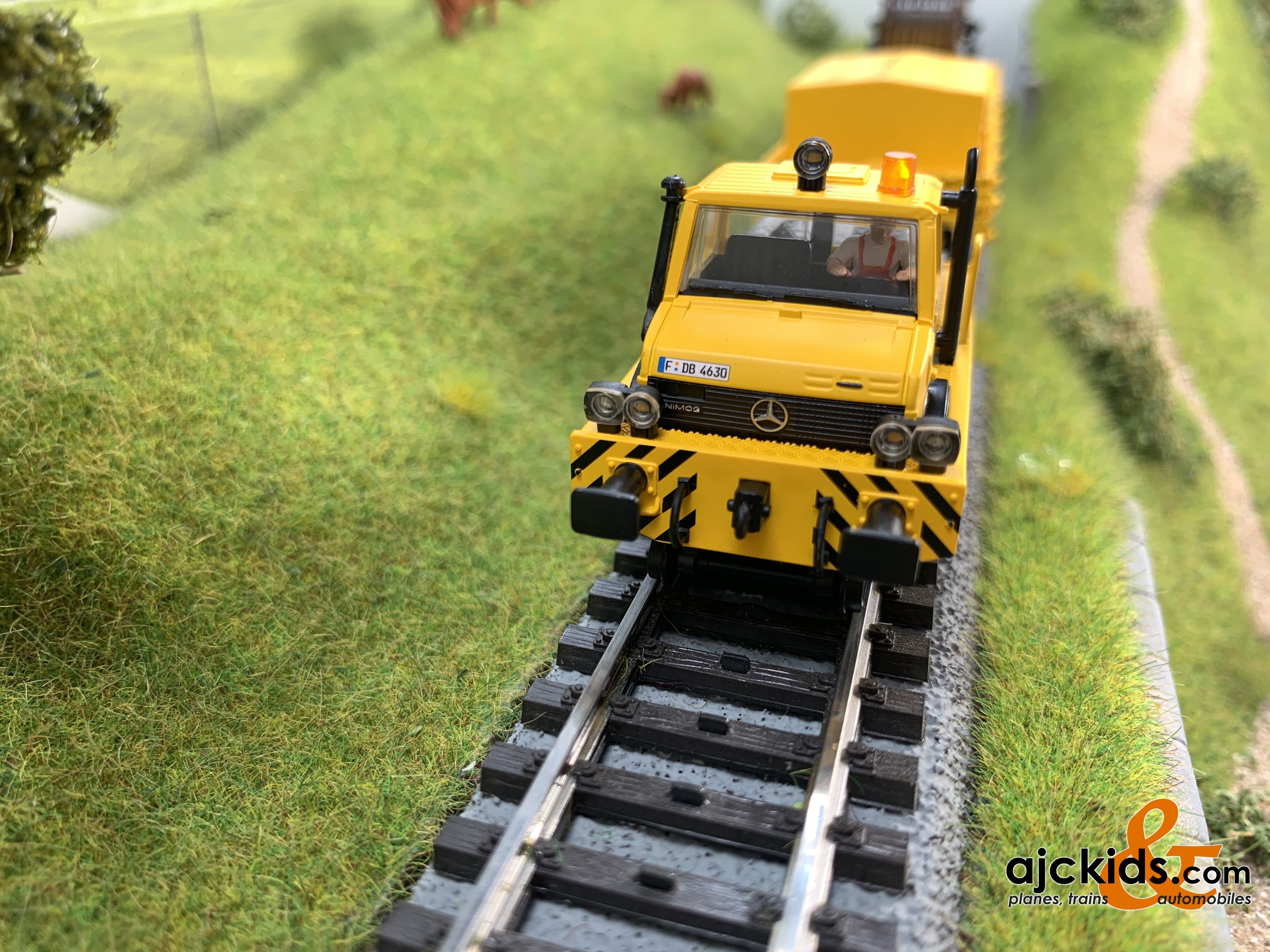 Marklin 39940 Two-Way Mercedes Unimog with a Catenary Installation