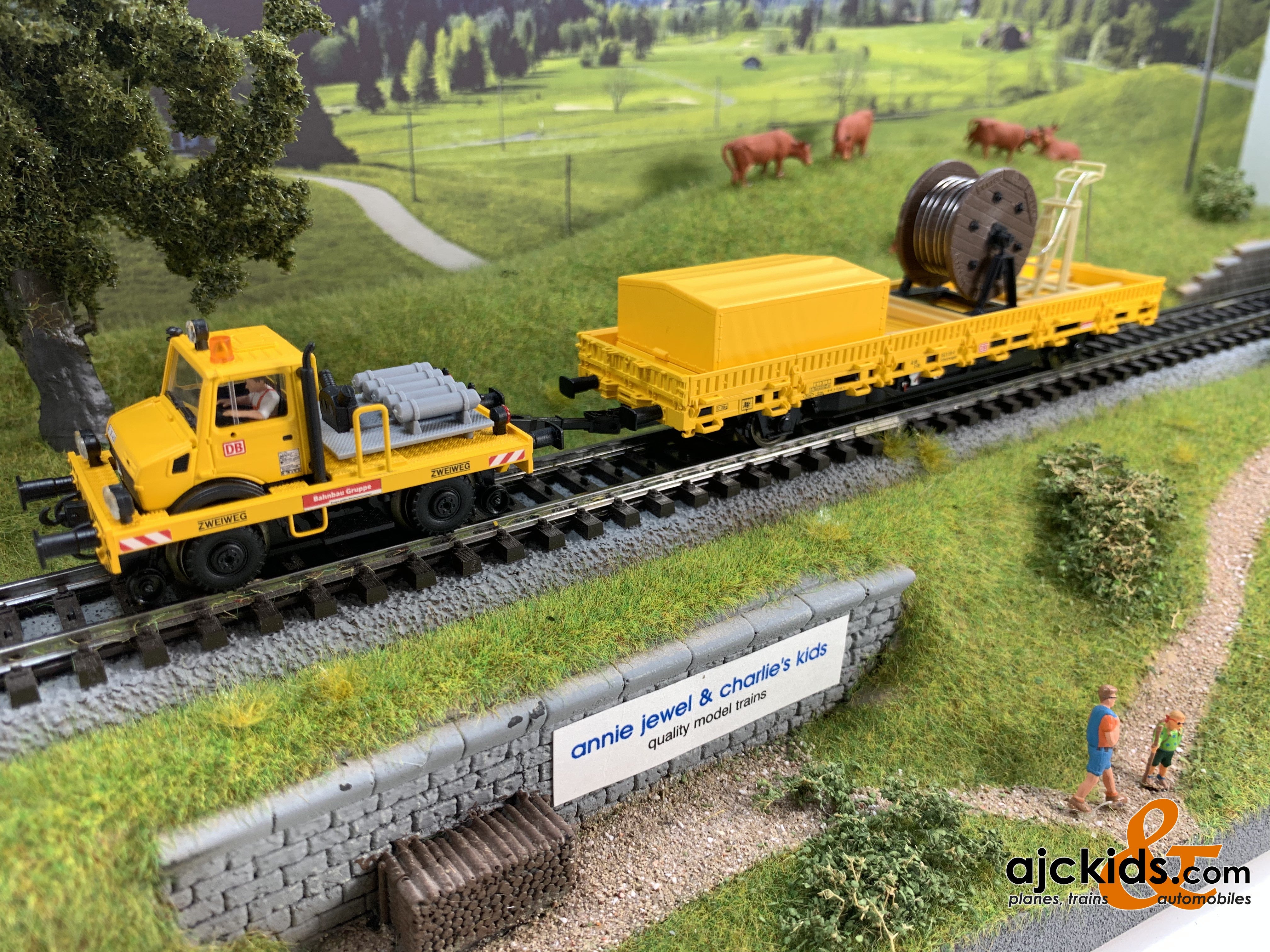 Marklin 39940 Two-Way Mercedes Unimog with a Catenary Installation