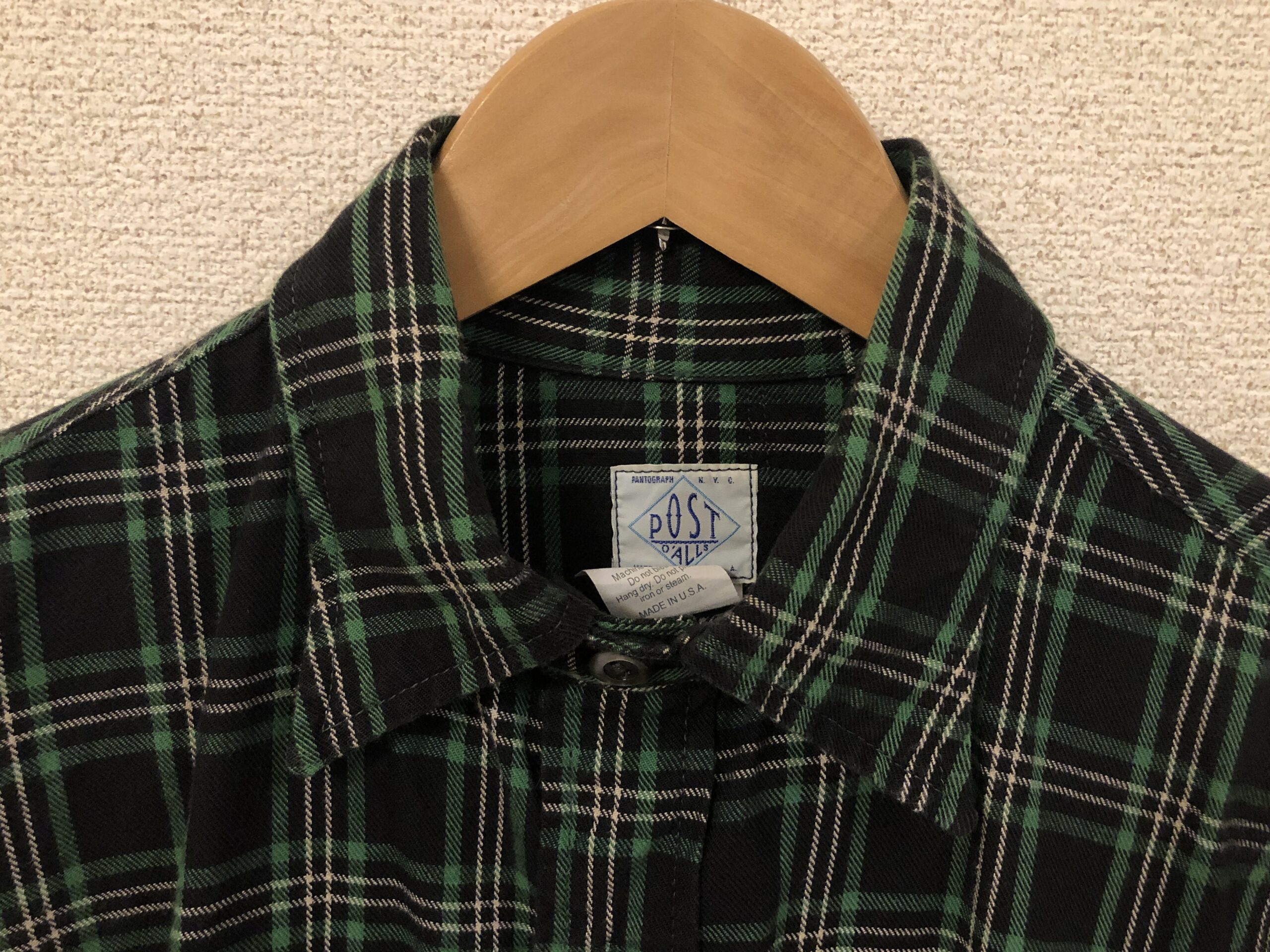 色味が抜群なポストオーバーオールズのネルシャツ、独特なシルエット