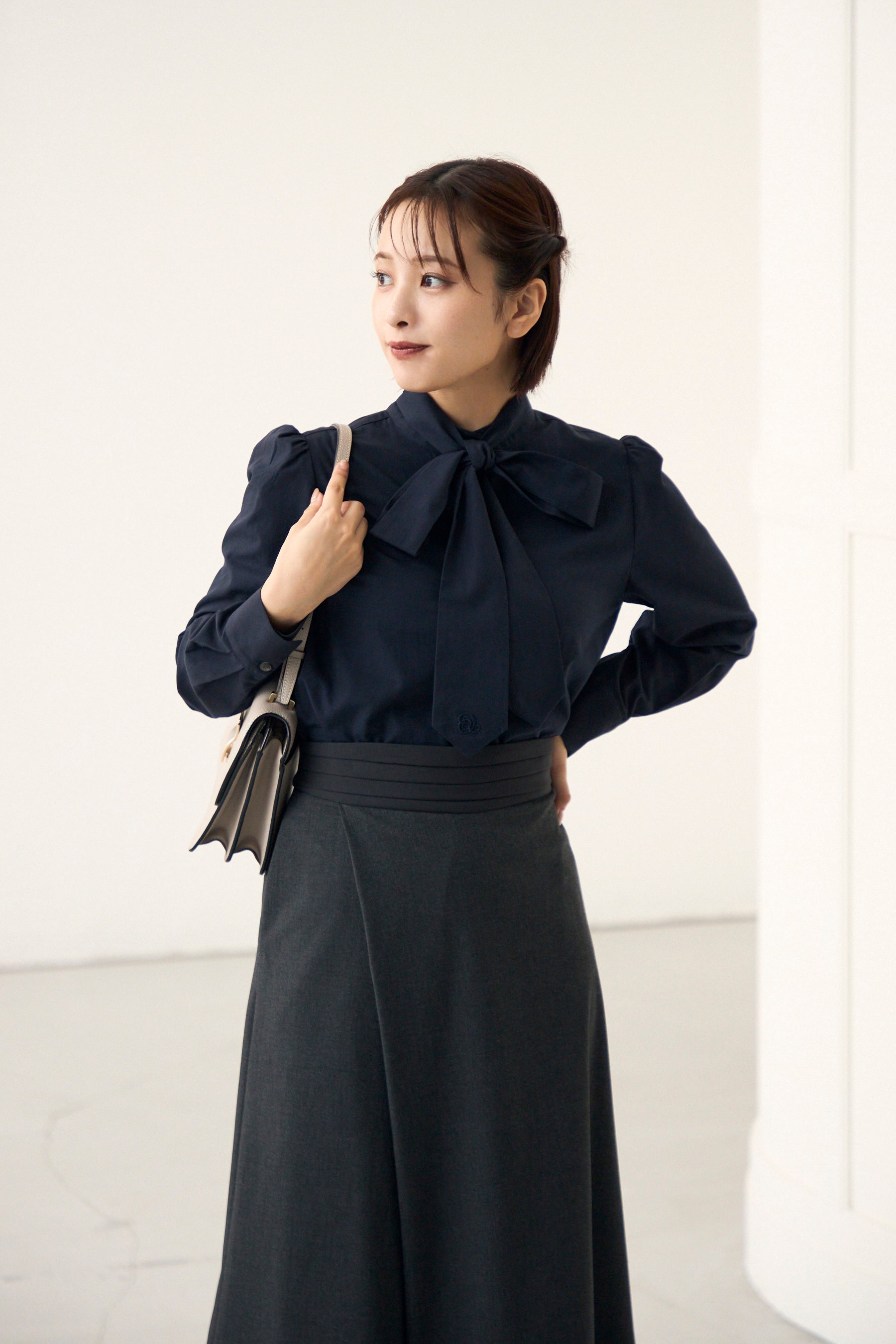 Audire bowtie volume blouse(VERY別注) (Navy)