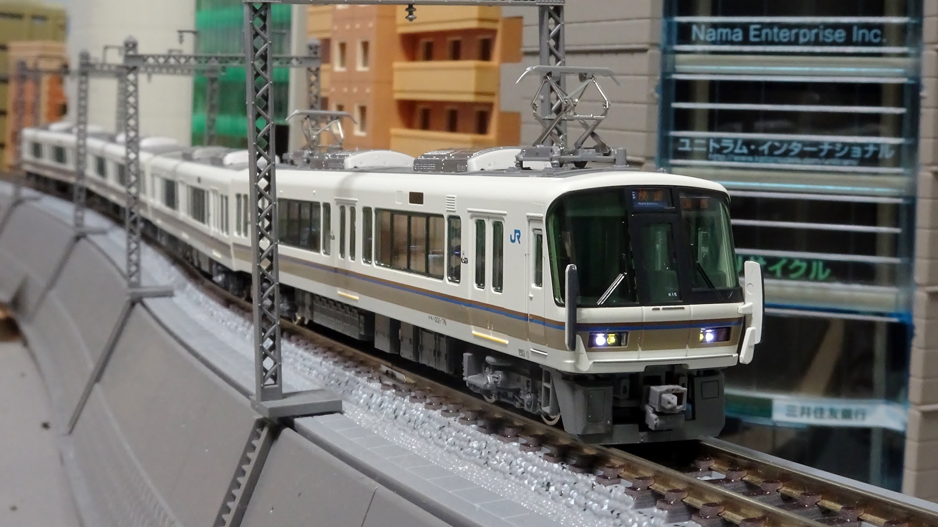 221系リニューアル車 嵯峨野線 (霜取りパンタ搭載編成)に室内灯を入れ