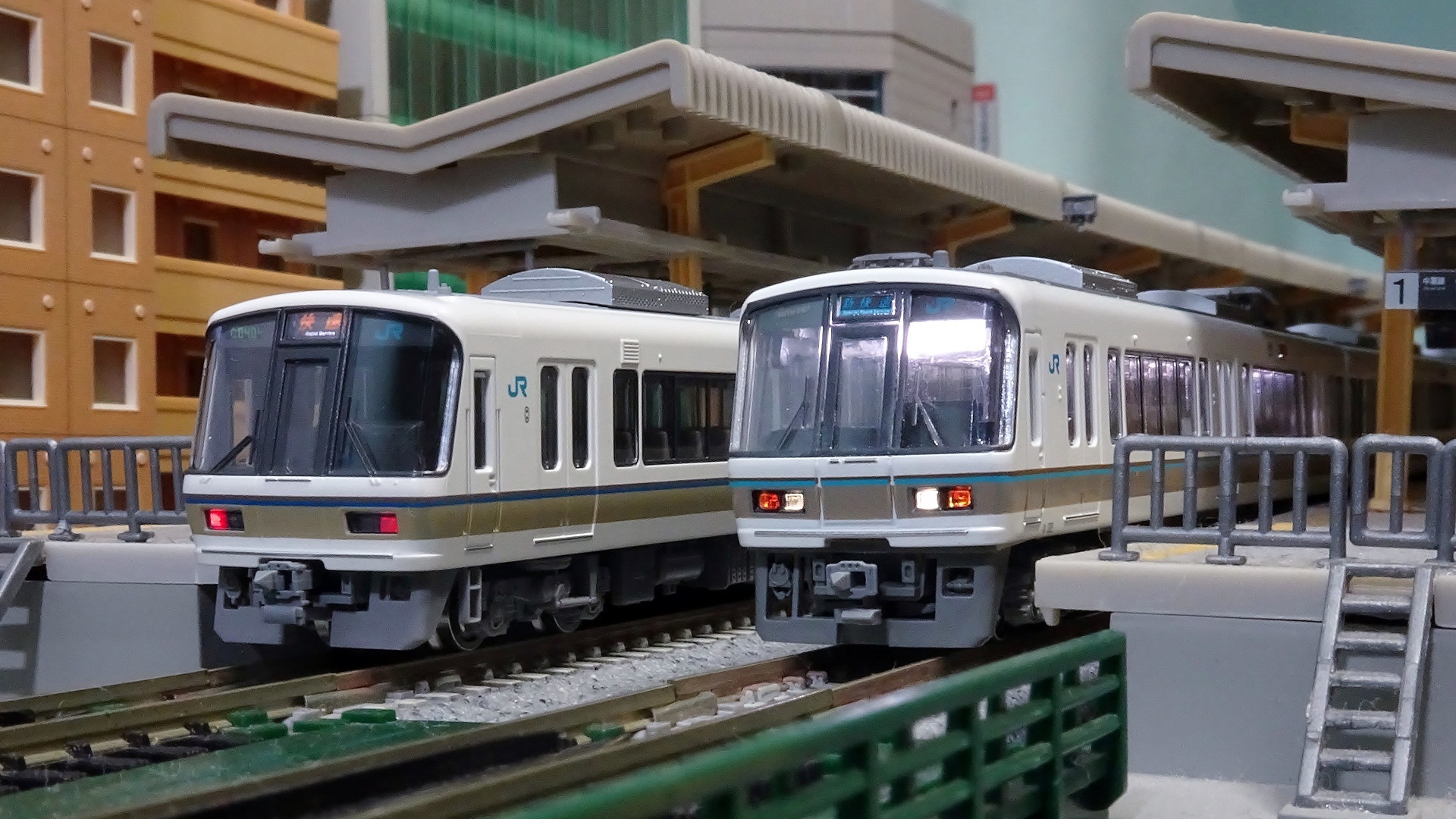 新車入線】TOMIX JR221系ーKATO製と並べてみました。 - ビスタ模型鉄道