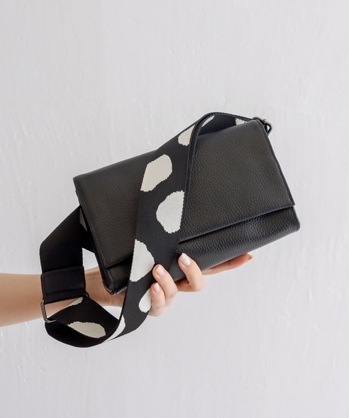 ear PAPILLONNER（イアパピヨネ）の「ワイドテープボディバッグSサイズ