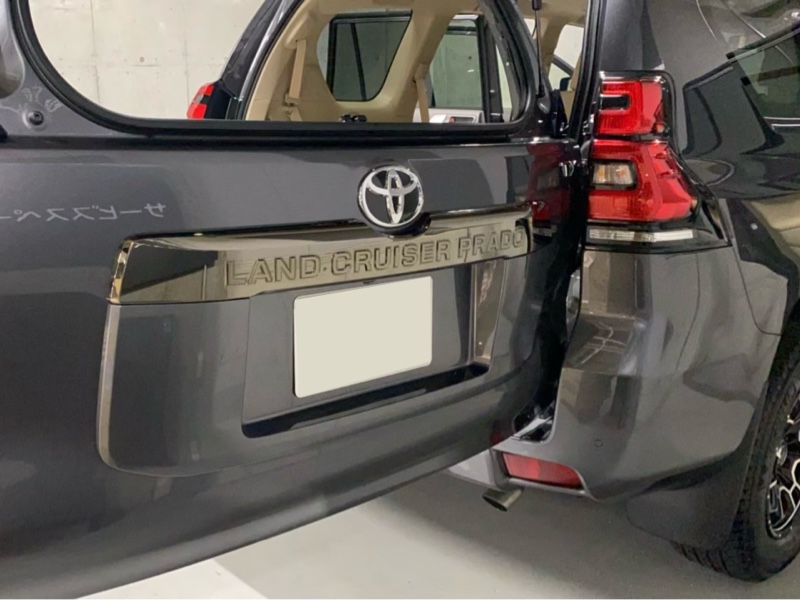 バックドアガーニッシュのブラックエディション化（トヨタ