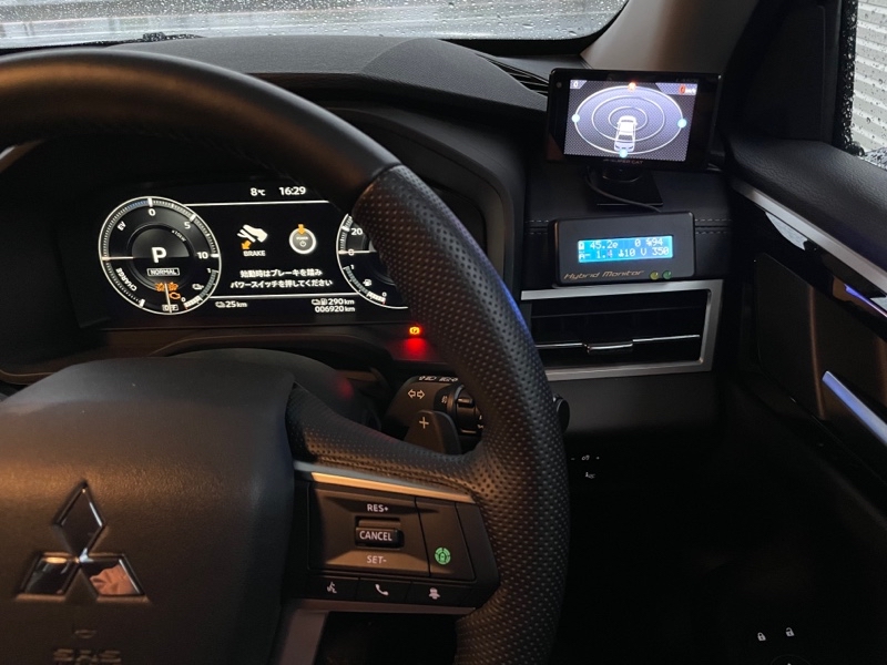 新型アウトランダー用ハイブリッドモニター取り付け（三菱