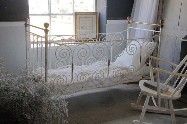 ソファとして使うと素敵なアイアンベビーベッド（横幅147cm） フランス