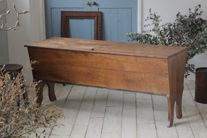 写真映えする天板が魅力のコファー（木箱）高さ70.5cm フランス