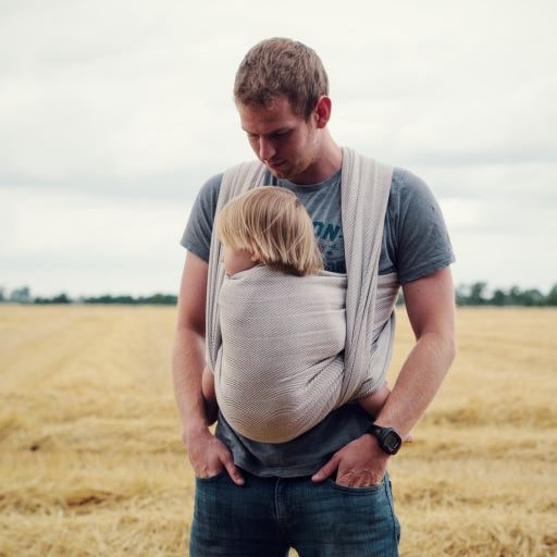 産後の抱っこを快適にするベビーラップはママの身体に優しく、新生児も