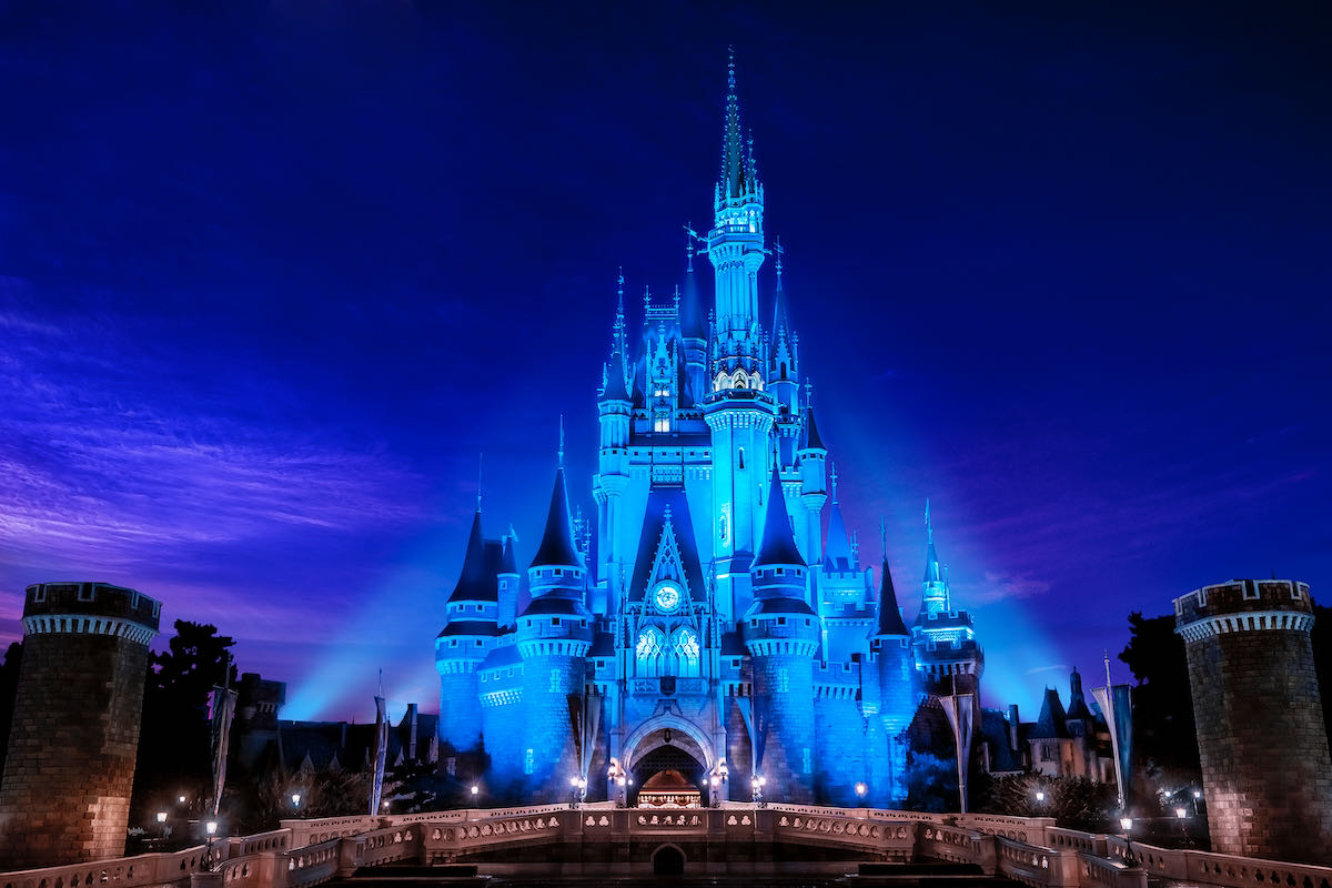 東京ディズニーランドのシンデレラ城も青くライトアップ！新ディズニー