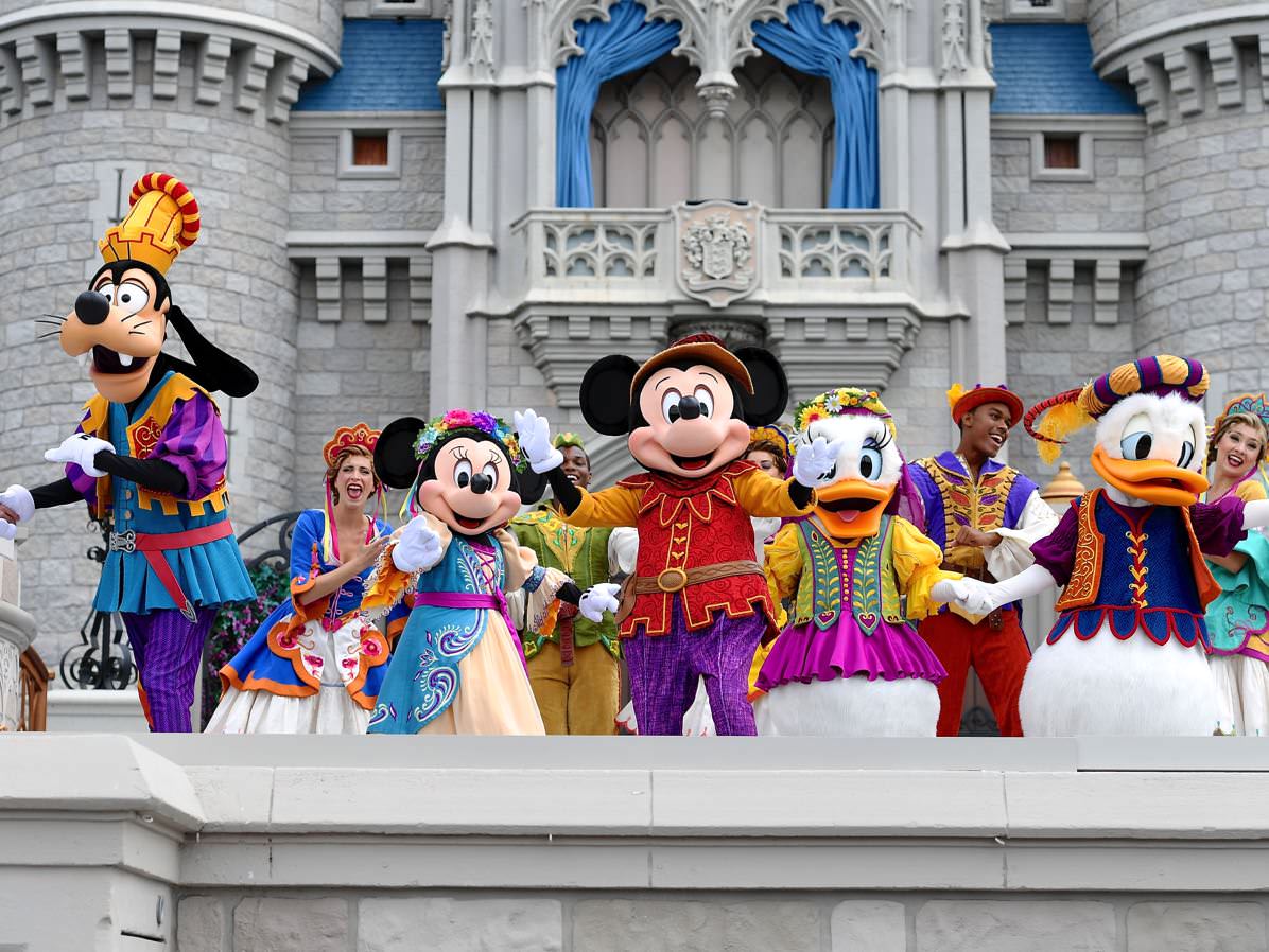 ミッキーやアナたちが共演するキャッスルショー！マジックキングダム