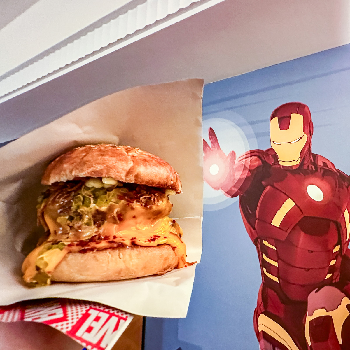 トニー・スタークの好物をイメージ「地球最強のチーズバーガー