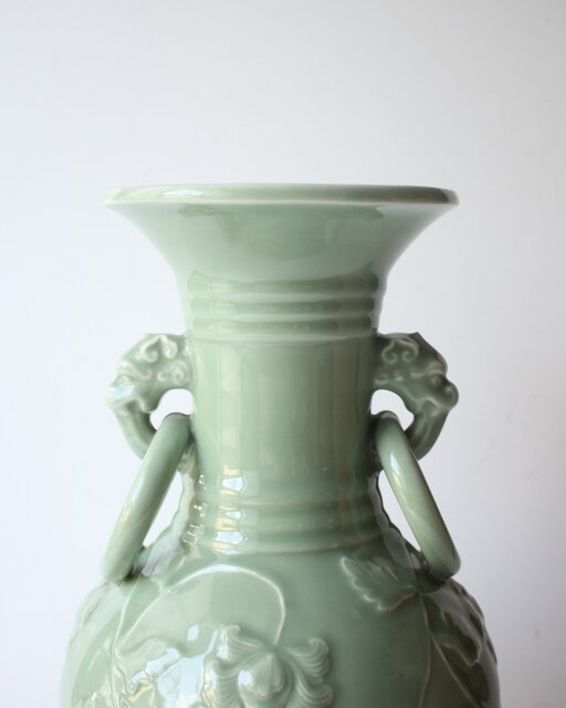 加藤渓山 天龍寺青磁 龍耳不遊環 牡丹唐草彫刻 花瓶 共箱 P639｜骨董店