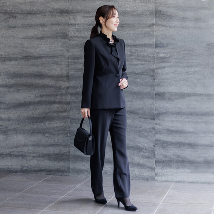 軽い着心地のパンツスーツ 9号・ブラック｜東京ソワールオンラインストア
