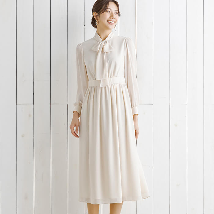 リボンタイ付きワンピのセレモニースーツ 11号・ベージュ｜東京