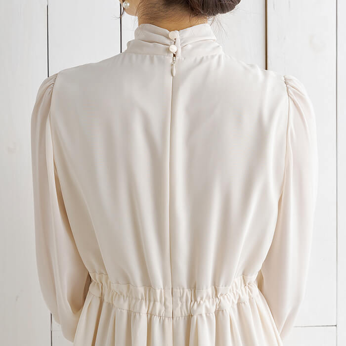 リボンタイ付きワンピのセレモニースーツ 11号・ベージュ｜東京