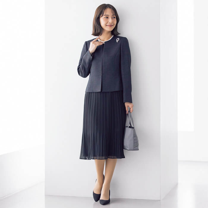 素材感の変化で魅せる大人のセレモニースーツ 9号・ネイビー｜東京