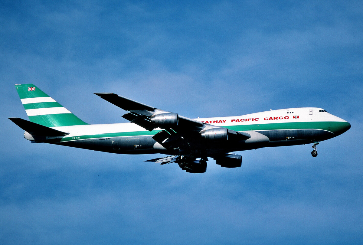 キャセイ、レトロ塗装が「ジャンボ」747-8Fにも蘇る！ 80周年記念で