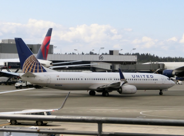 ジャンク品) ユナイテッド航空 B737-300 胴体の一部 登録記号の部分