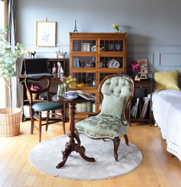 アンティーク調のバルーンバックチェア、英国アンティーク風マホガニー