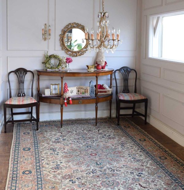 盾形のデザインが美しいアンティークの椅子、イギリスから届いたヘップ