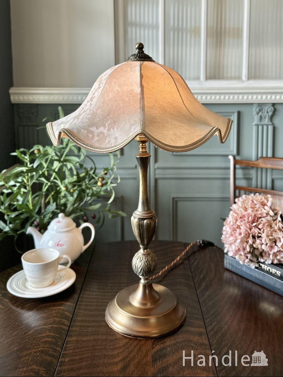イギリスから届いた真鍮製のテーブルランプ、優雅なフォルムのシェード