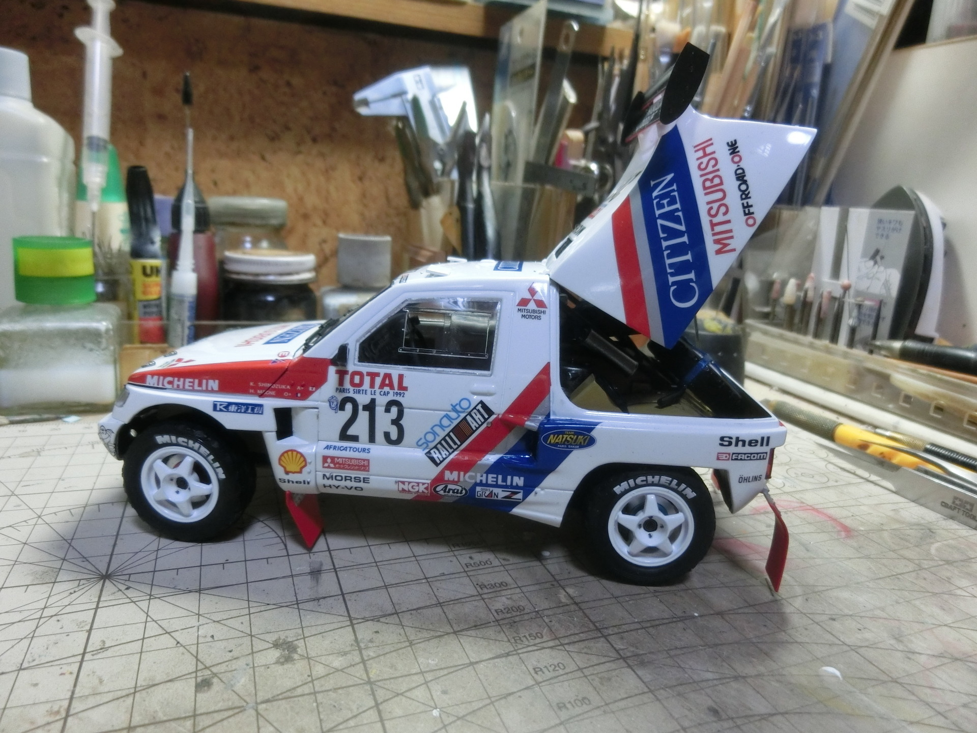 タミヤ1/24 三菱パジェロ「パリ～ル・カップ」 制作記 14: 日の丸航空