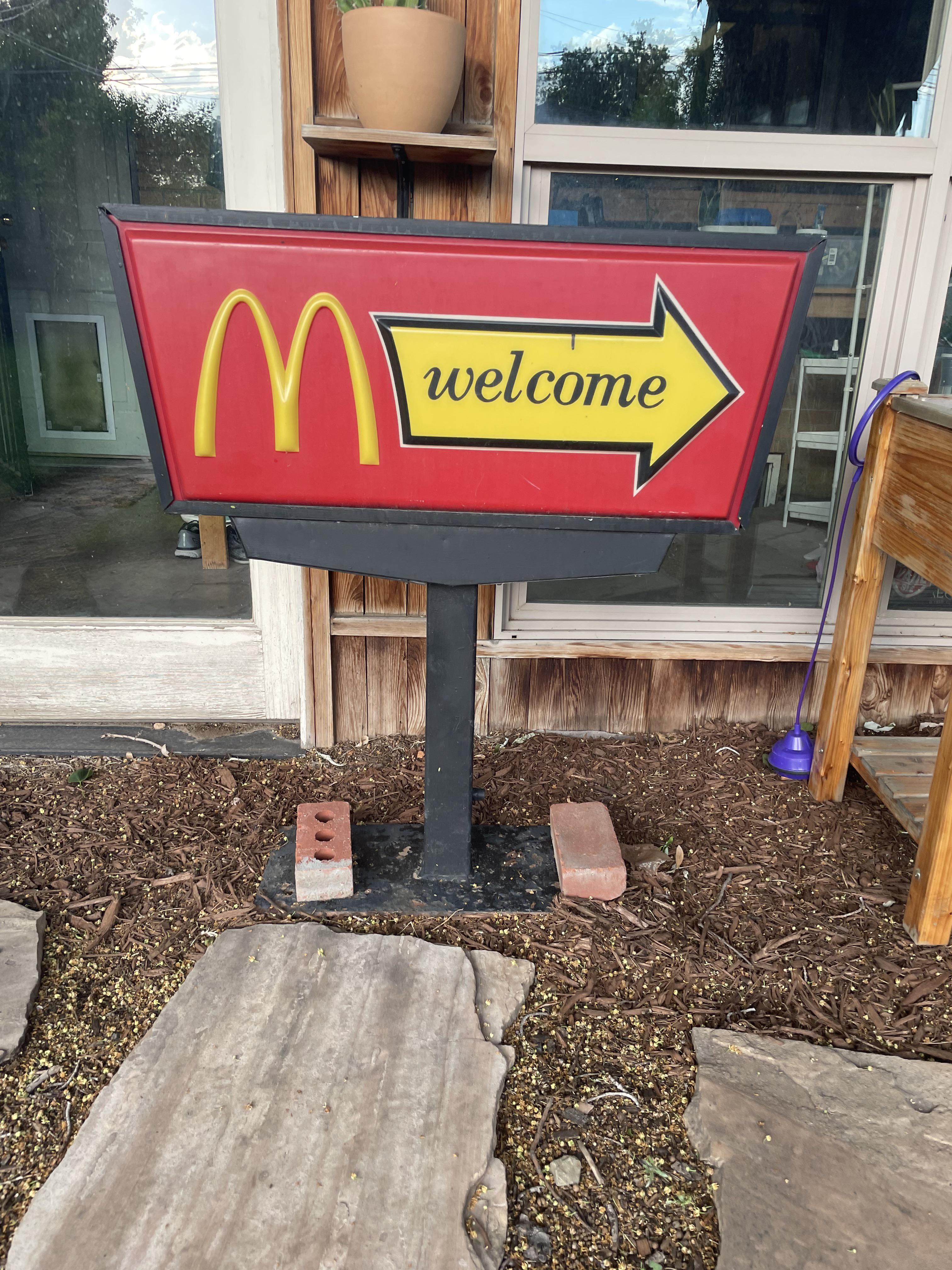 マクドナルドのドライブスルー看板の照明オプション : r/Lighting