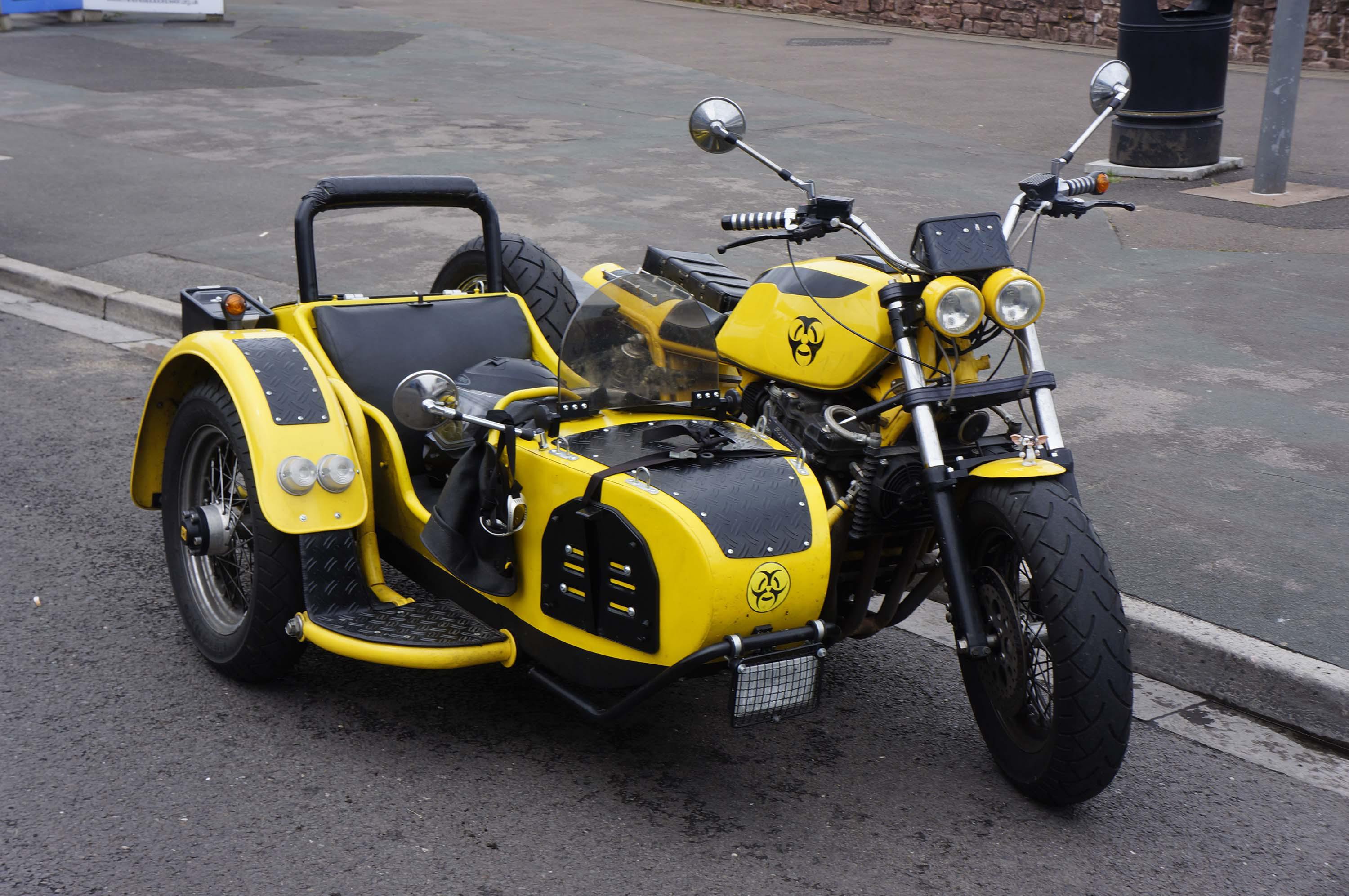 サイドカー付きの未確認バイク。写真：マインヘッド、サマセット、2014