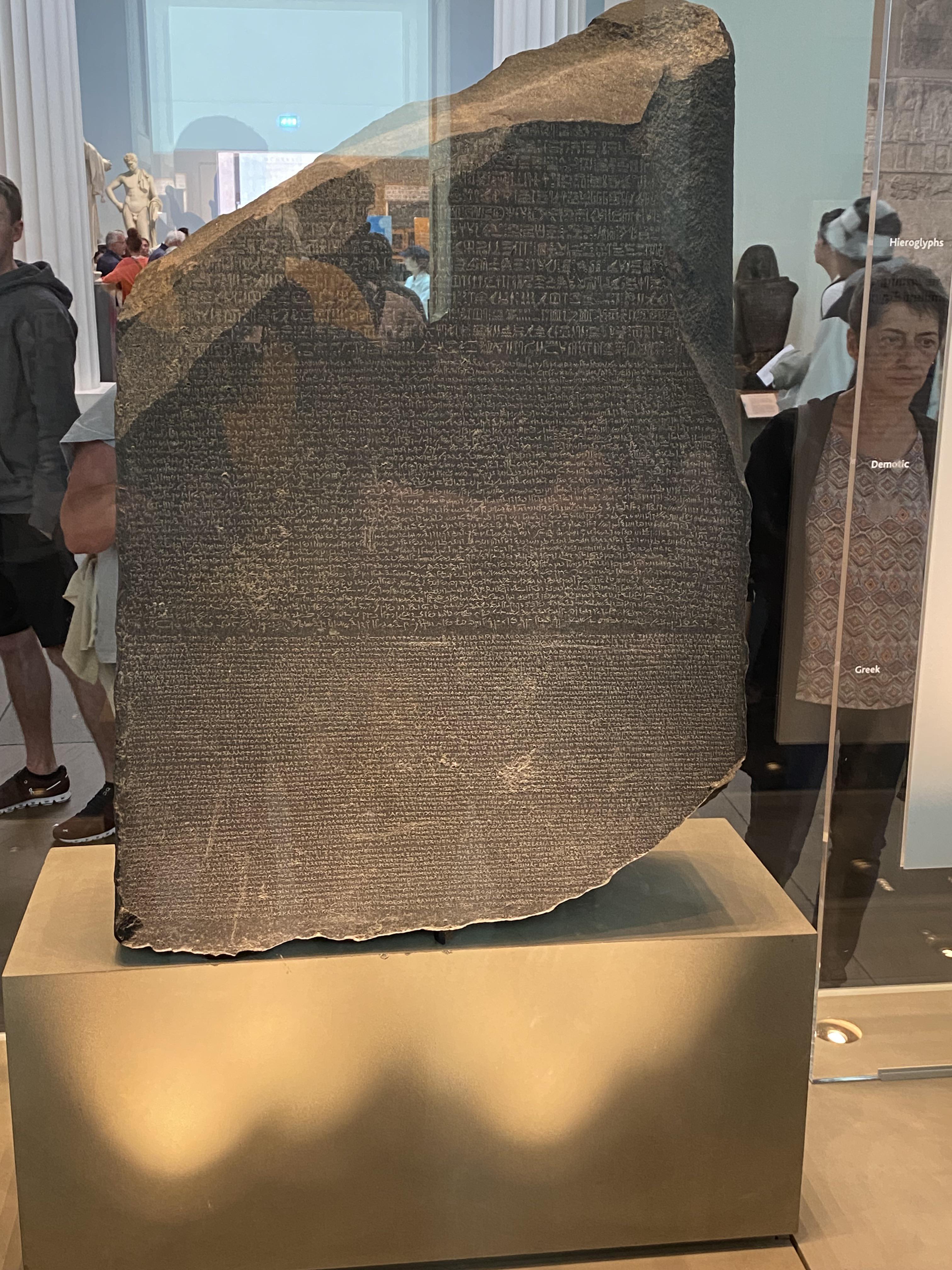 今日、大英博物館に行ってきたよ。これはロゼッタストーン。 : r/exmormon
