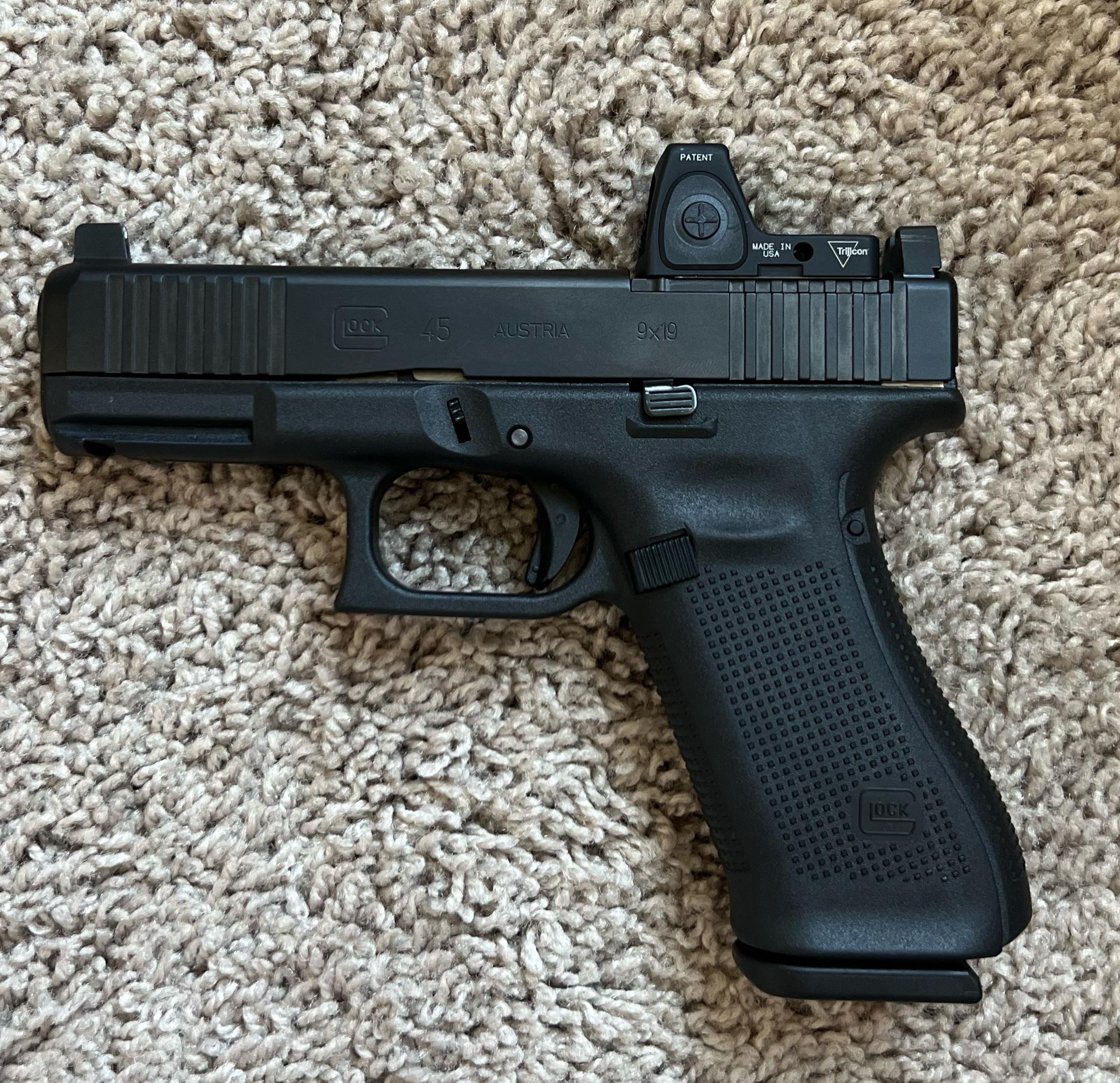 RMRとトリジコンアイアンサイト付きのGlock 45 mos。初めてのGlock