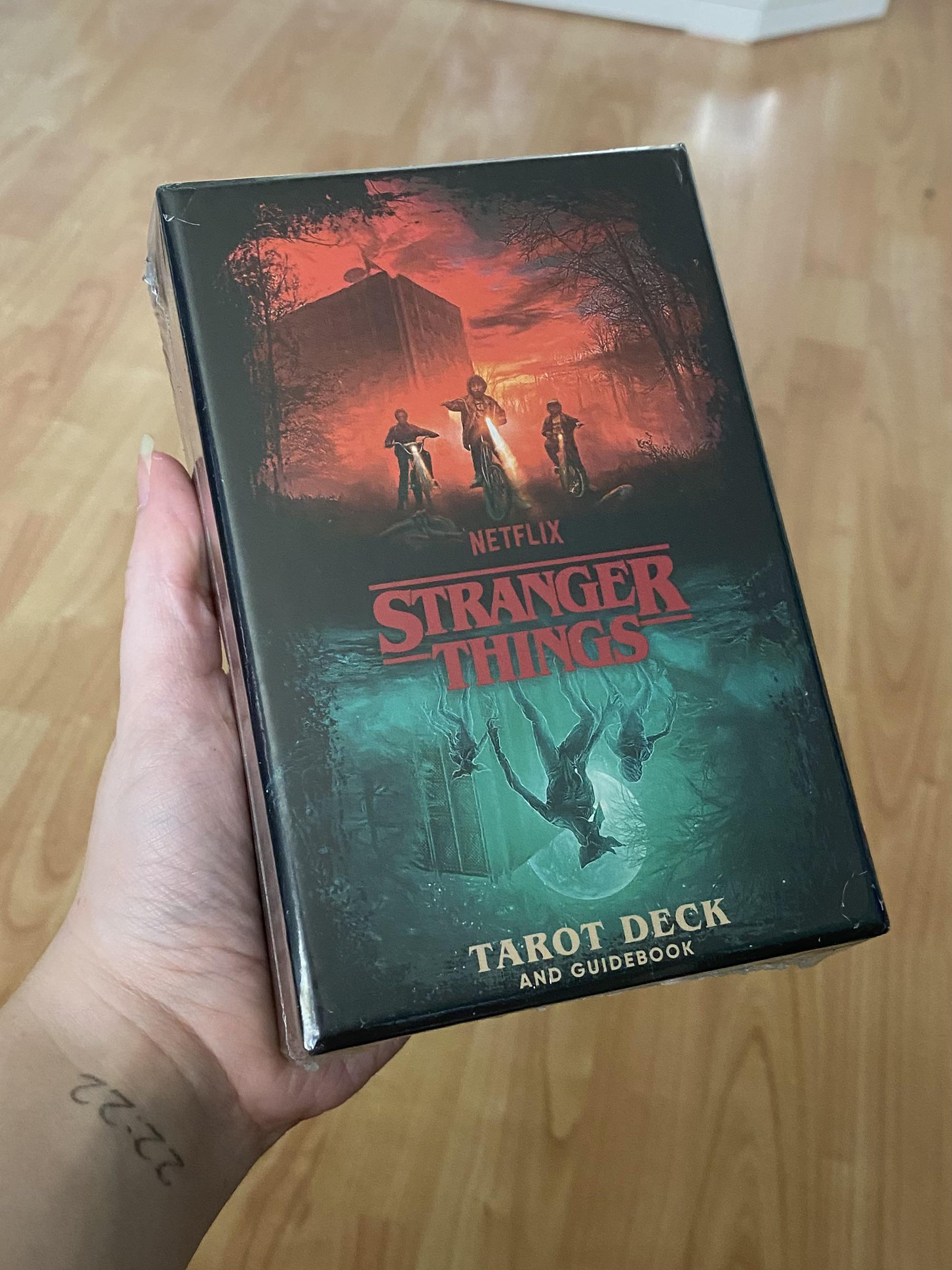 月曜日にストレンジャーシングスのタロットデッキが届いた😱 : r